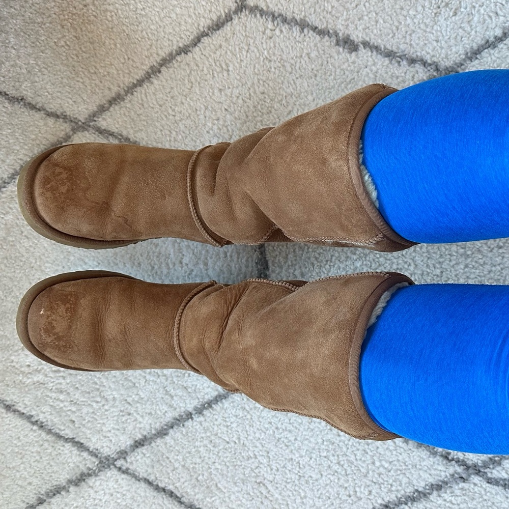 Ugg Classic Shearling Lined Boot in good used condition - Picture 10 of 13